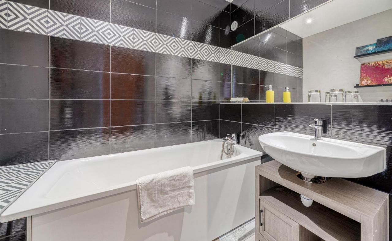 Logis Hotel Maison Carree Restaurant O Carre Dart Mereville  Экстерьер фото