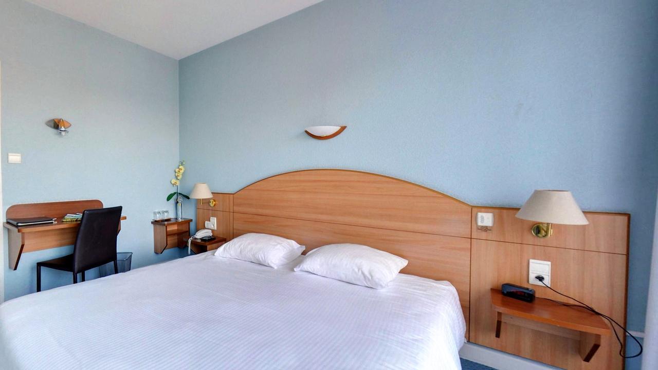Logis Hotel Maison Carree Restaurant O Carre Dart Mereville  Экстерьер фото