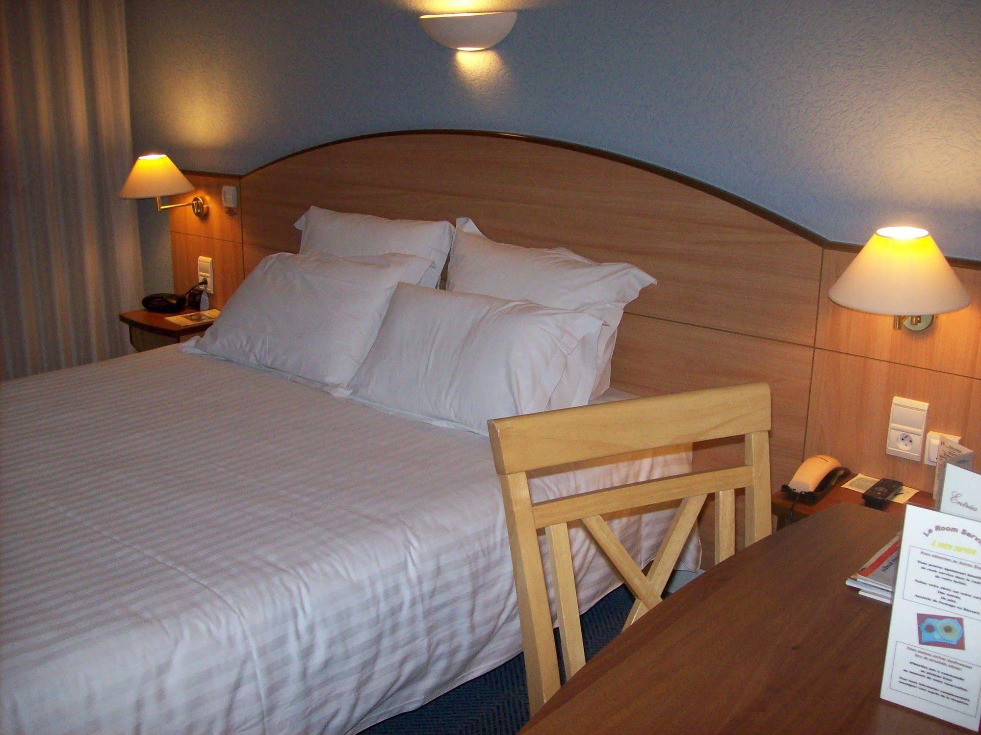 Logis Hotel Maison Carree Restaurant O Carre Dart Mereville  Экстерьер фото