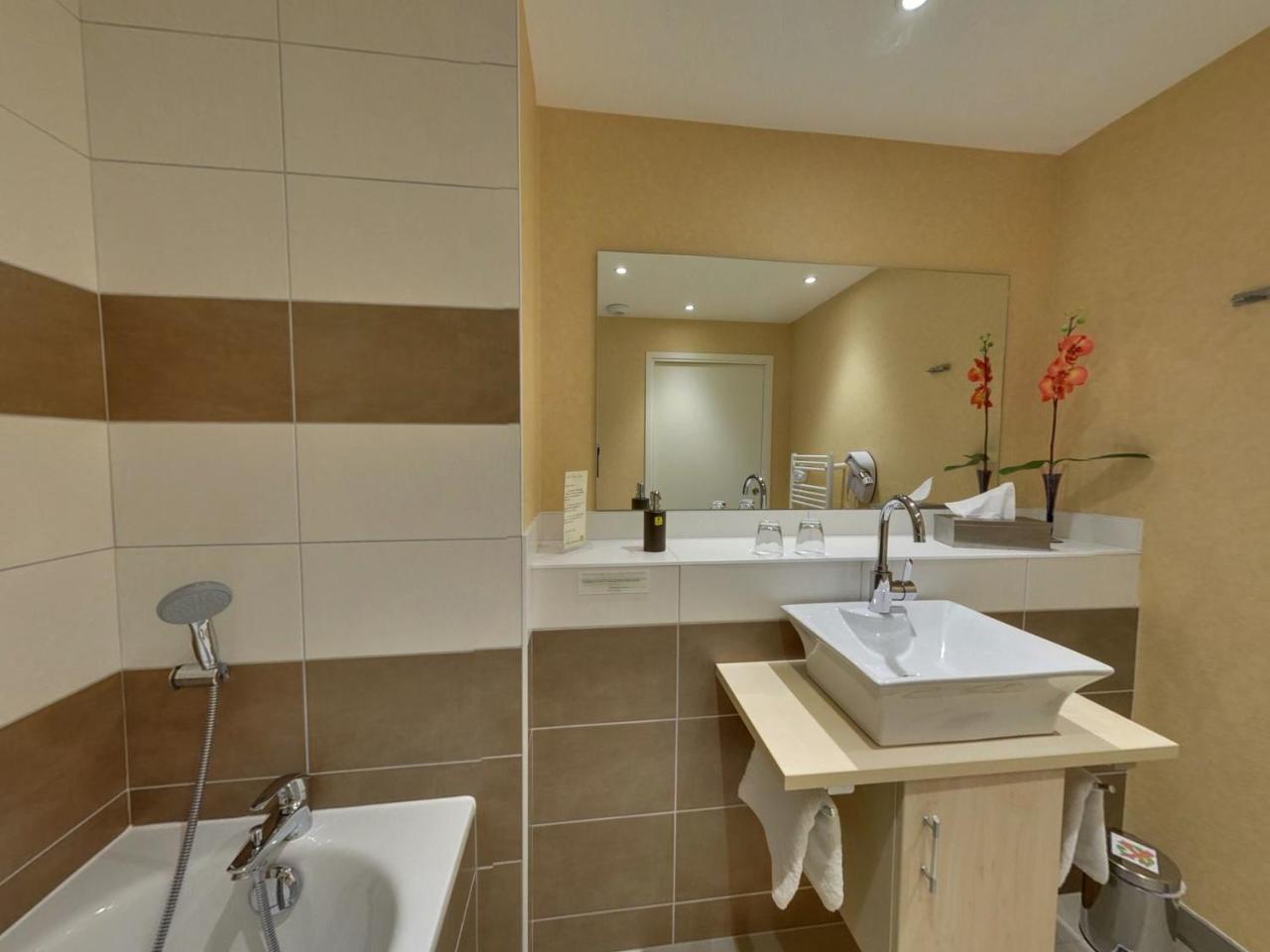 Logis Hotel Maison Carree Restaurant O Carre Dart Mereville  Экстерьер фото